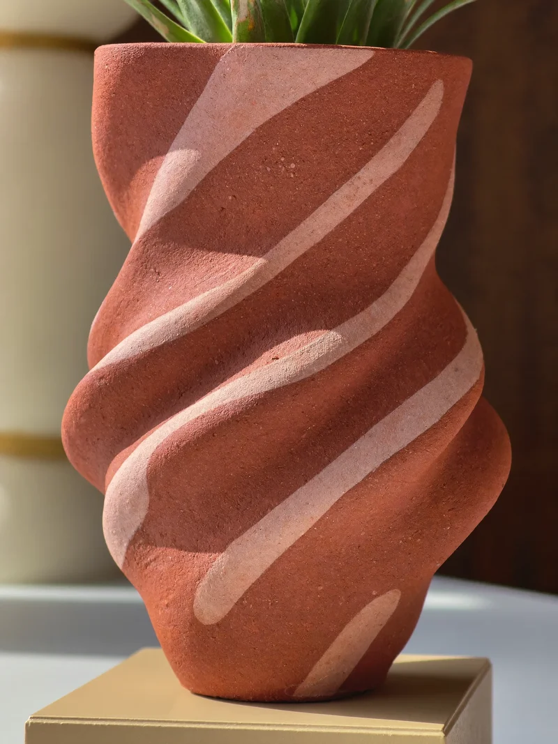 Illustration af en teksturet terracottapotte med synlig overflade